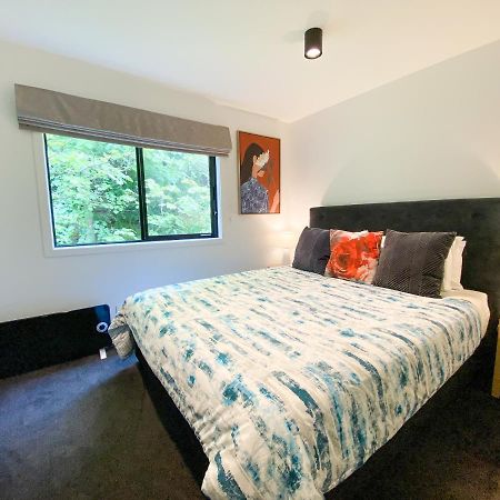 Modern 2-Bedroom Apartment 7-Mins Walk To Куийнстаун Екстериор снимка